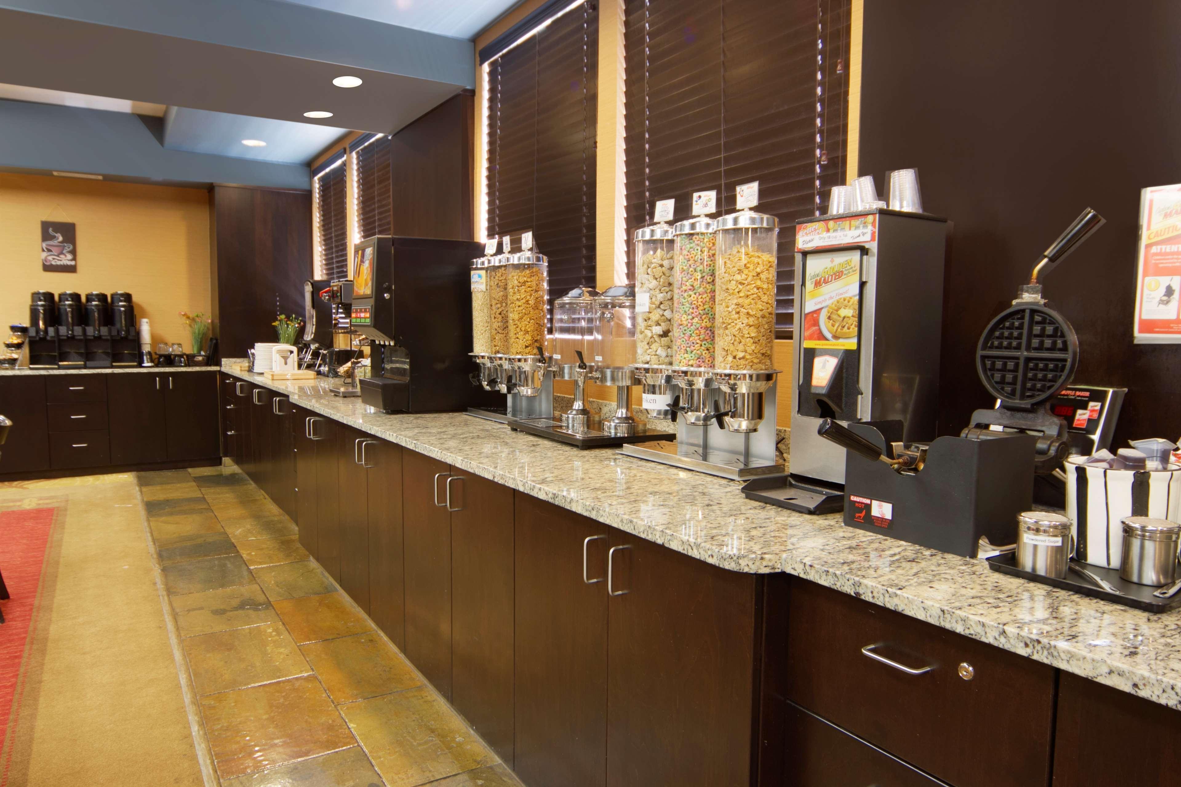 Best Western Bonnyville Inn & Suites Экстерьер фото